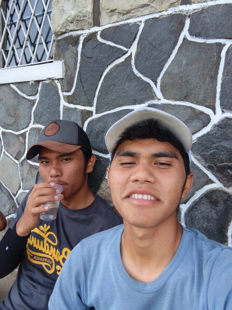 Istirahat bersama teman kerja